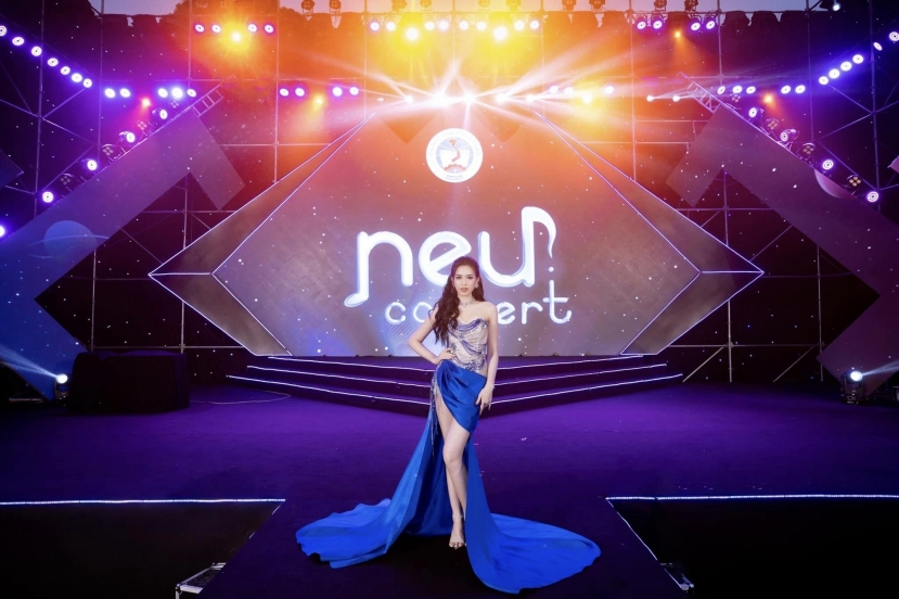 Đỗ Thị Hà trong bộ cánh xẻ cao (Ảnh: FBNV) Đỗ Thị Hà trong bộ cánh xẻ cao (Ảnh: FBNV)