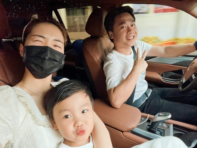 Hòa Minzy và chồng cũ vẫn thoải mái gặp nhau vì con trai (Ảnh: FBNV) Hòa Minzy và chồng cũ vẫn thoải mái gặp nhau vì con trai (Ảnh: FBNV)