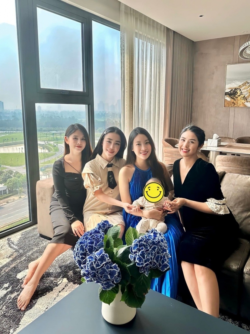 Chiếc váy màu xanh này được Đỗ Mỹ Linh sử dụng nhiều lần (Ảnh: FBNV) Chiếc váy màu xanh này được Đỗ Mỹ Linh sử dụng nhiều lần (Ảnh: FBNV)