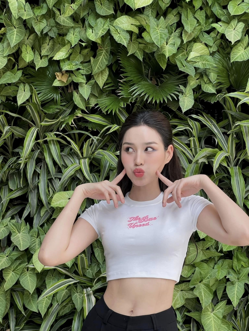 Được xin vía cặp chân dài cho con, Hoa hậu Đỗ Thị Hà có phản ứng gây chú ý - Ảnh 1 Được xin vía cặp chân dài cho con, Hoa hậu Đỗ Thị Hà có phản ứng gây chú ý - Ảnh 1