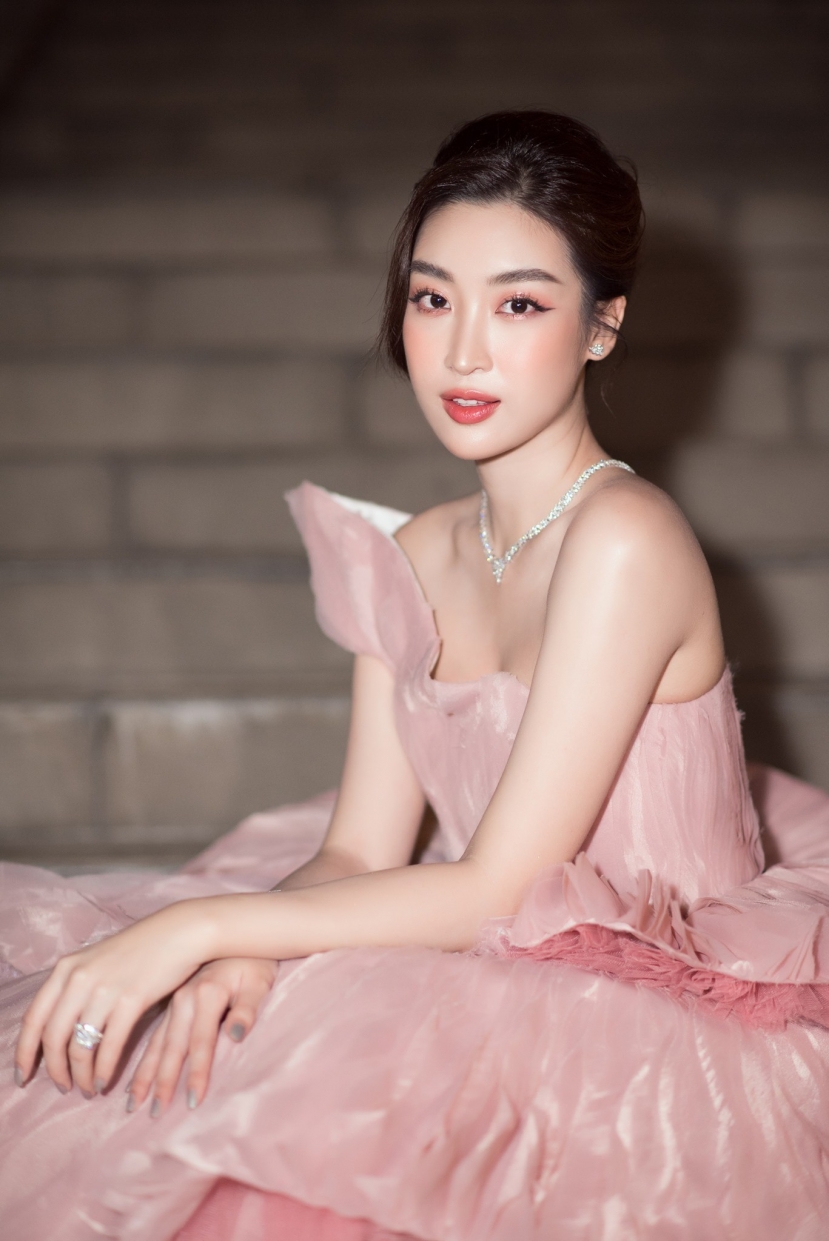 'Team qua đường' bắt trọn khoảnh khắc Đỗ Mỹ Linh lộ vòng 2 to lùm lùm - Ảnh 2 'Team qua đường' bắt trọn khoảnh khắc Đỗ Mỹ Linh lộ vòng 2 to lùm lùm - Ảnh 2