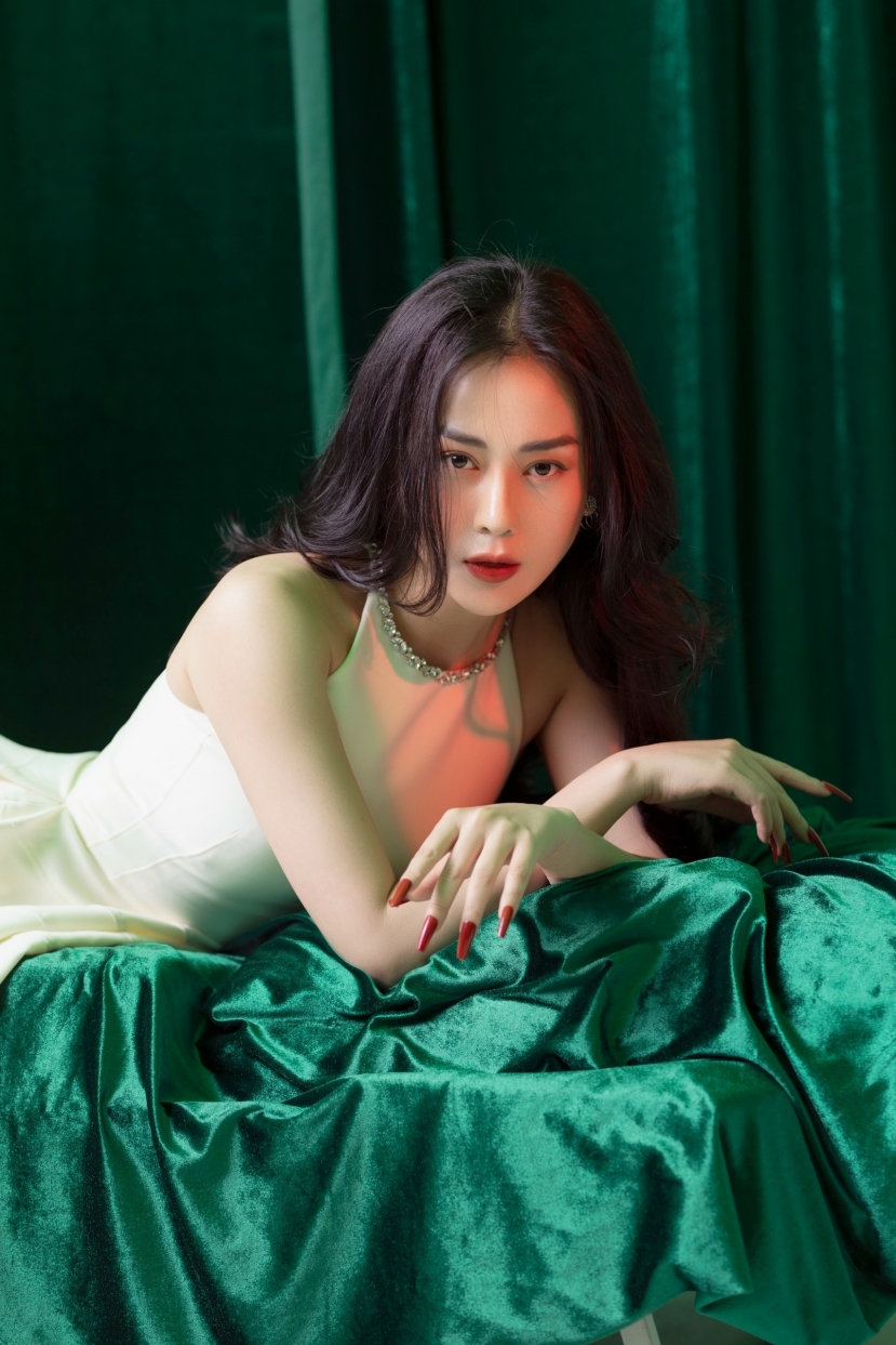 Phương Oanh bày tỏ cảm xúc với báo chí khi hay tin shark Bình chính thức ly hôn vợ (Ảnh: FBNV) Phương Oanh bày tỏ cảm xúc với báo chí khi hay tin shark Bình chính thức ly hôn vợ (Ảnh: FBNV)