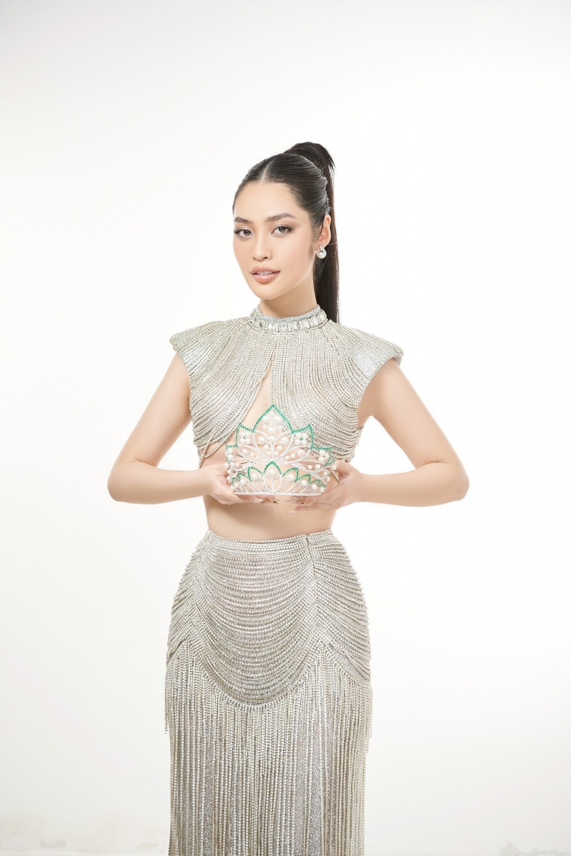 Hoa hậu Nông Thúy Hằng cùng chiếc vương miện cao quý của mình (Ảnh: FBNV) Hoa hậu Nông Thúy Hằng cùng chiếc vương miện cao quý của mình (Ảnh: FBNV)