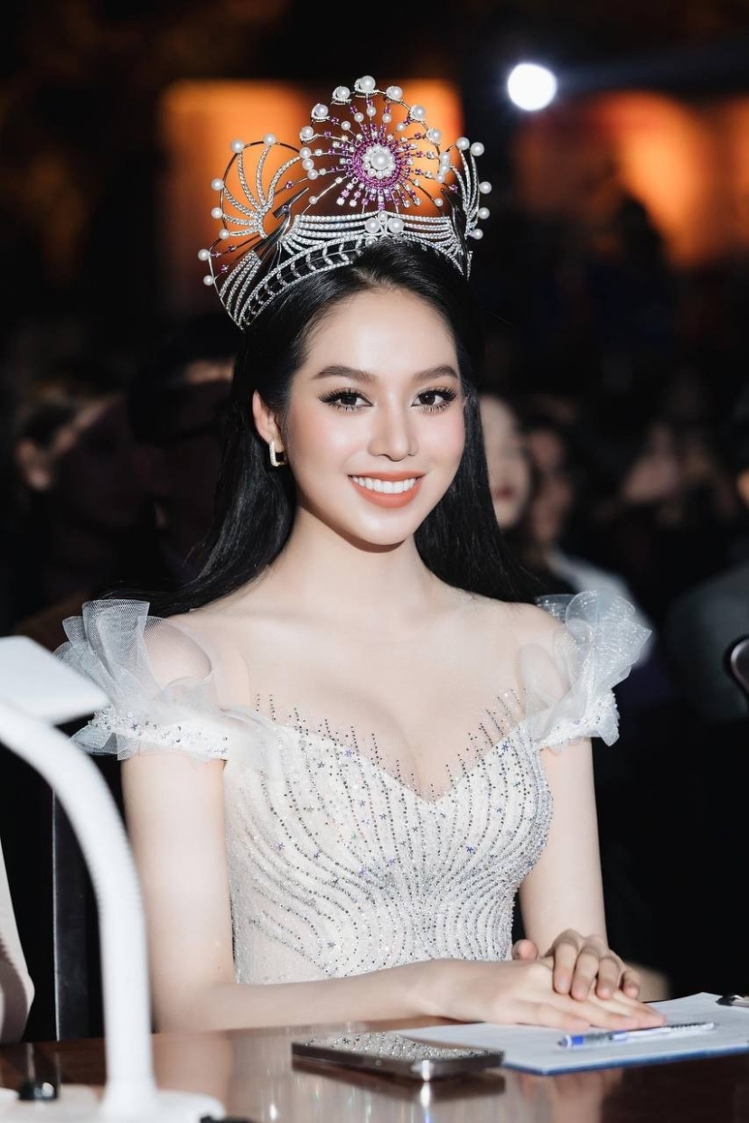 Bella Vũ nói hết ồn ào nghi bị Hoa hậu Thanh Thủy 'chen hàng' - Ảnh 1 Bella Vũ nói hết ồn ào nghi bị Hoa hậu Thanh Thủy 'chen hàng' - Ảnh 1