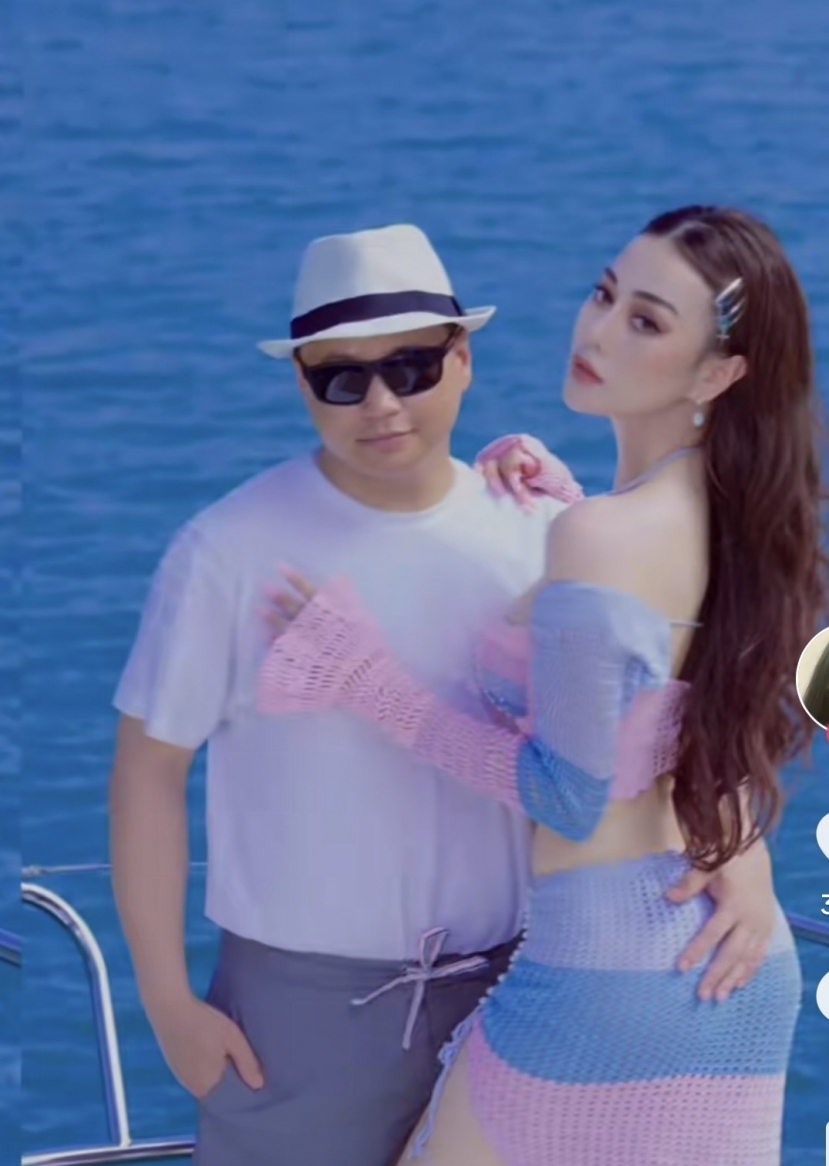 Khoảnh khắc shark Bình tình tứ bên Phương Oanh (Ảnh: Chụp màn hình) Khoảnh khắc shark Bình tình tứ bên Phương Oanh (Ảnh: Chụp màn hình)