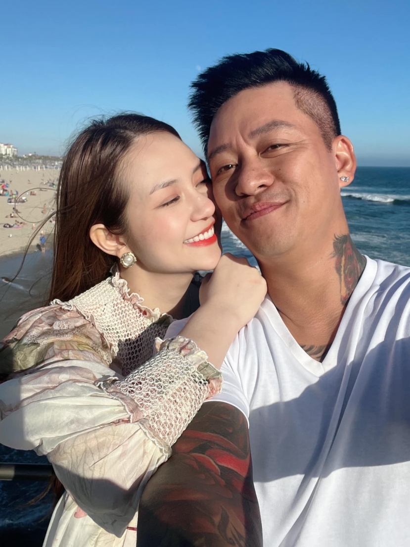 Ngoài sự nghiệp thành công và giàu có, Tuấn Hưng còn khiến nhiều người ngưỡng mộ vì có cuộc sống hạnh phúc bên vợ đẹp, con ngoan (Ảnh: FBNV) Ngoài sự nghiệp thành công và giàu có, Tuấn Hưng còn khiến nhiều người ngưỡng mộ vì có cuộc sống hạnh phúc bên vợ đẹp, con ngoan (Ảnh: FBNV)