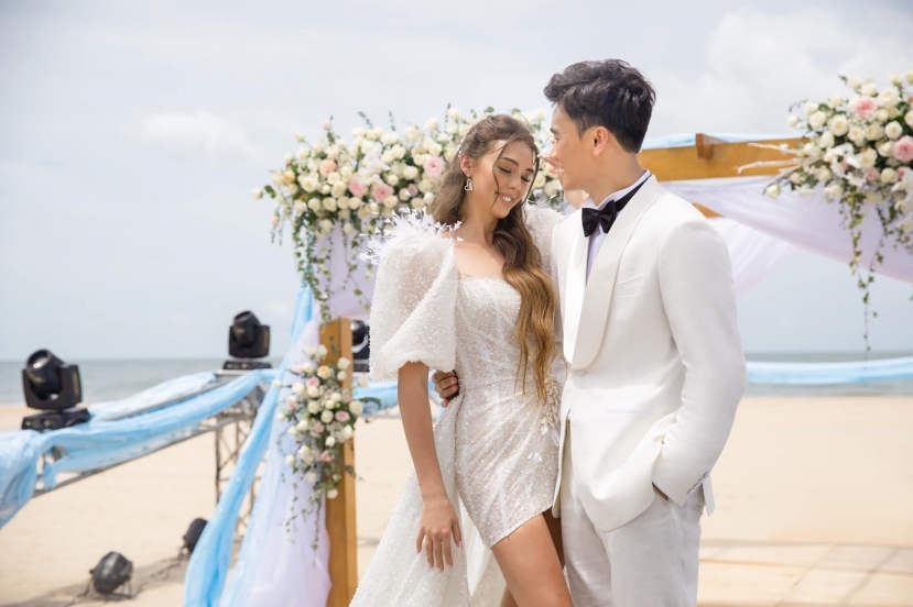 Cuộc sống hôn nhân hạnh phúc của Bùi Tiến Dũng và vợ Tây (Ảnh: FBNV) Cuộc sống hôn nhân hạnh phúc của Bùi Tiến Dũng và vợ Tây (Ảnh: FBNV)