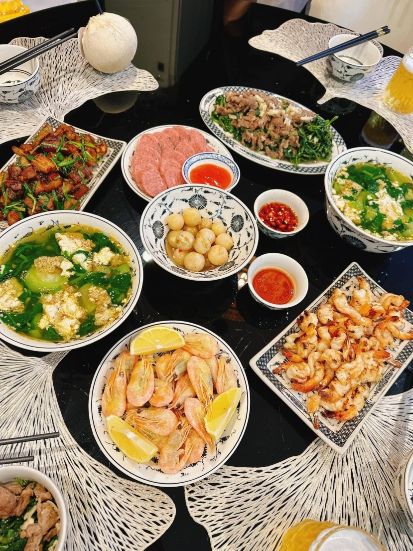 Phương Oanh thường xuyên vào bếp nấu những món ăn ngon cho shark Bình thưởng thức (Ảnh: FBNV) Phương Oanh thường xuyên vào bếp nấu những món ăn ngon cho shark Bình thưởng thức (Ảnh: FBNV)