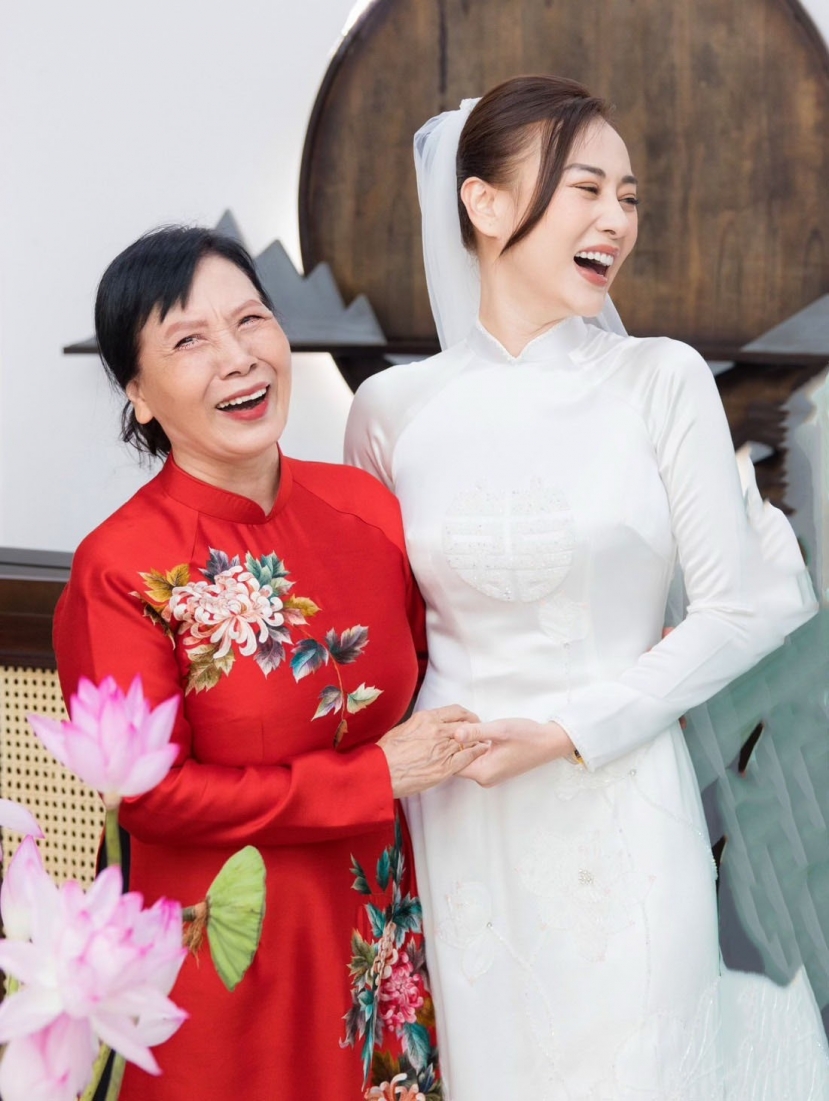 Mẹ shark Bình và Phương Oanh đi thử áo dài (Ảnh: FBNV) Mẹ shark Bình và Phương Oanh đi thử áo dài (Ảnh: FBNV)