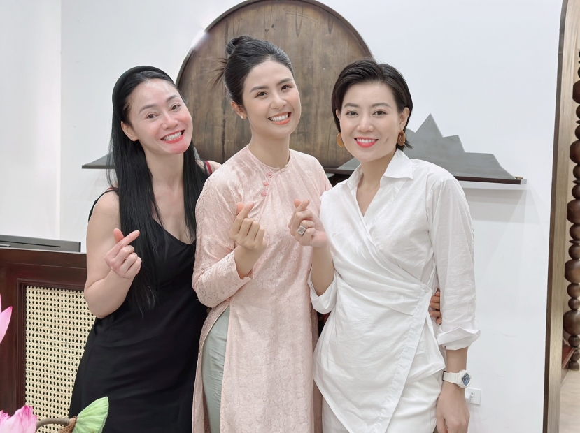 Phương Oanh còn chuẩn bị váy cưới cho diễn viên Quách Thu Phương và Thanh Hương (Ảnh: FBNV) Phương Oanh còn chuẩn bị váy cưới cho diễn viên Quách Thu Phương và Thanh Hương (Ảnh: FBNV)
