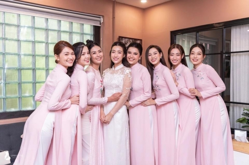 Hoa khôi Thúy Vi cùng dàn mỹ nhân Vbiz xuất hiện trong đám hỏi của Đỗ Mỹ Linh. Ảnh: FBNV Hoa khôi Thúy Vi cùng dàn mỹ nhân Vbiz xuất hiện trong đám hỏi của Đỗ Mỹ Linh. Ảnh: FBNV