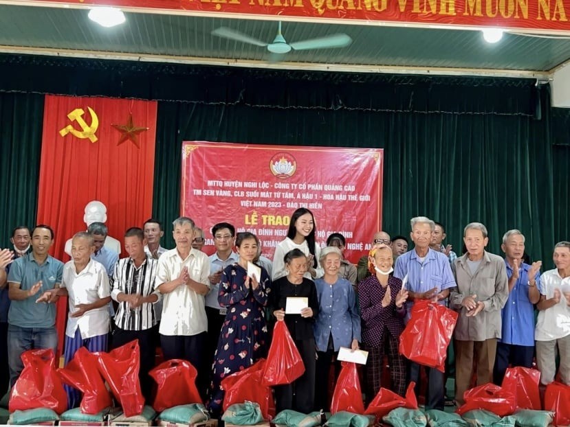 Á hậu Đào Hiền giản dị khi đi từ thiện. Ảnh: FBNV Á hậu Đào Hiền giản dị khi đi từ thiện. Ảnh: FBNV