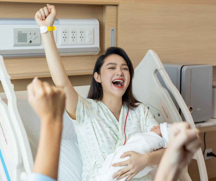 Minh Hằng hạnh phúc đón nhóc tỳ. Ảnh: FBNV Minh Hằng hạnh phúc đón nhóc tỳ. Ảnh: FBNV