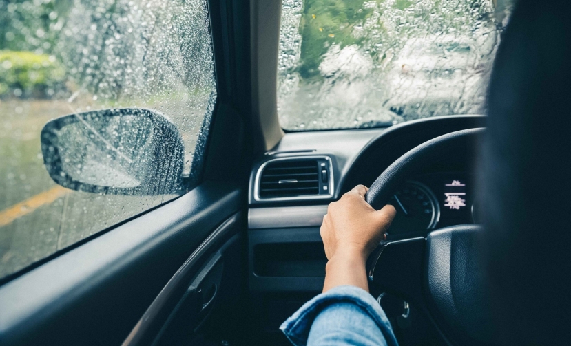 Việc lái xe dưới thời tiết mưa to đòi hỏi người lái phải có nhiều kinh nghiệm. Ảnh: Internet Việc lái xe dưới thời tiết mưa to đòi hỏi người lái phải có nhiều kinh nghiệm. Ảnh: Internet
