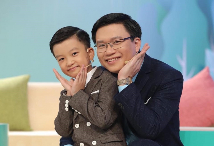 2 bố con Quang Bình chụp ảnh cùng nhau. Ảnh: FBNV