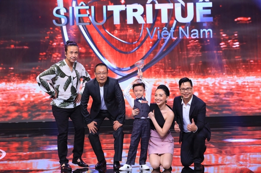 Quang Bình chụp ảnh cùng MC Lại Văn Sâm cùng dàn Giám khảo trong chương trình. Ảnh: FBNV