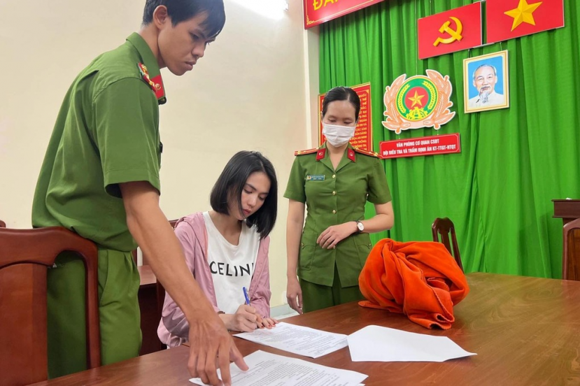 Ngọc Trinh tại cơ quan Công an. Ảnh: Chụp màn hình Ngọc Trinh tại cơ quan Công an. Ảnh: Chụp màn hình