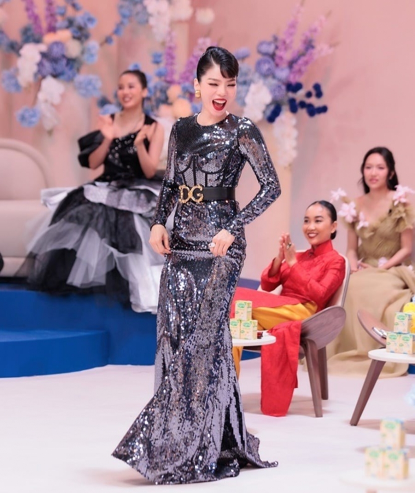 Lệ Quyên hạnh phúc khi được bạn trai hộ tống ra sân khấu biểu diễn. Ảnh: Chụp màn hình Lệ Quyên hạnh phúc khi được bạn trai hộ tống ra sân khấu biểu diễn. Ảnh: Chụp màn hình