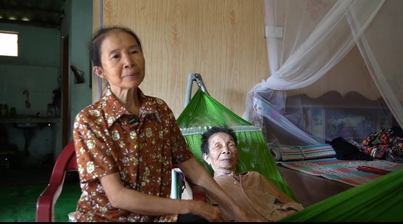 Bà Hạt cùng mẹ của mình. Ảnh: NVCC Bà Hạt cùng mẹ của mình. Ảnh: NVCC