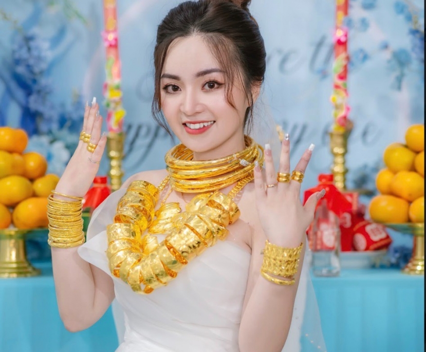 Cô dâu Huỳnh Như gây sốt mạng xã hội những ngày vừa qua vì đeo gần 50 cây vàng ngày đính hôn. Ảnh: FBNV Cô dâu Huỳnh Như gây sốt mạng xã hội những ngày vừa qua vì đeo gần 50 cây vàng ngày đính hôn. Ảnh: FBNV