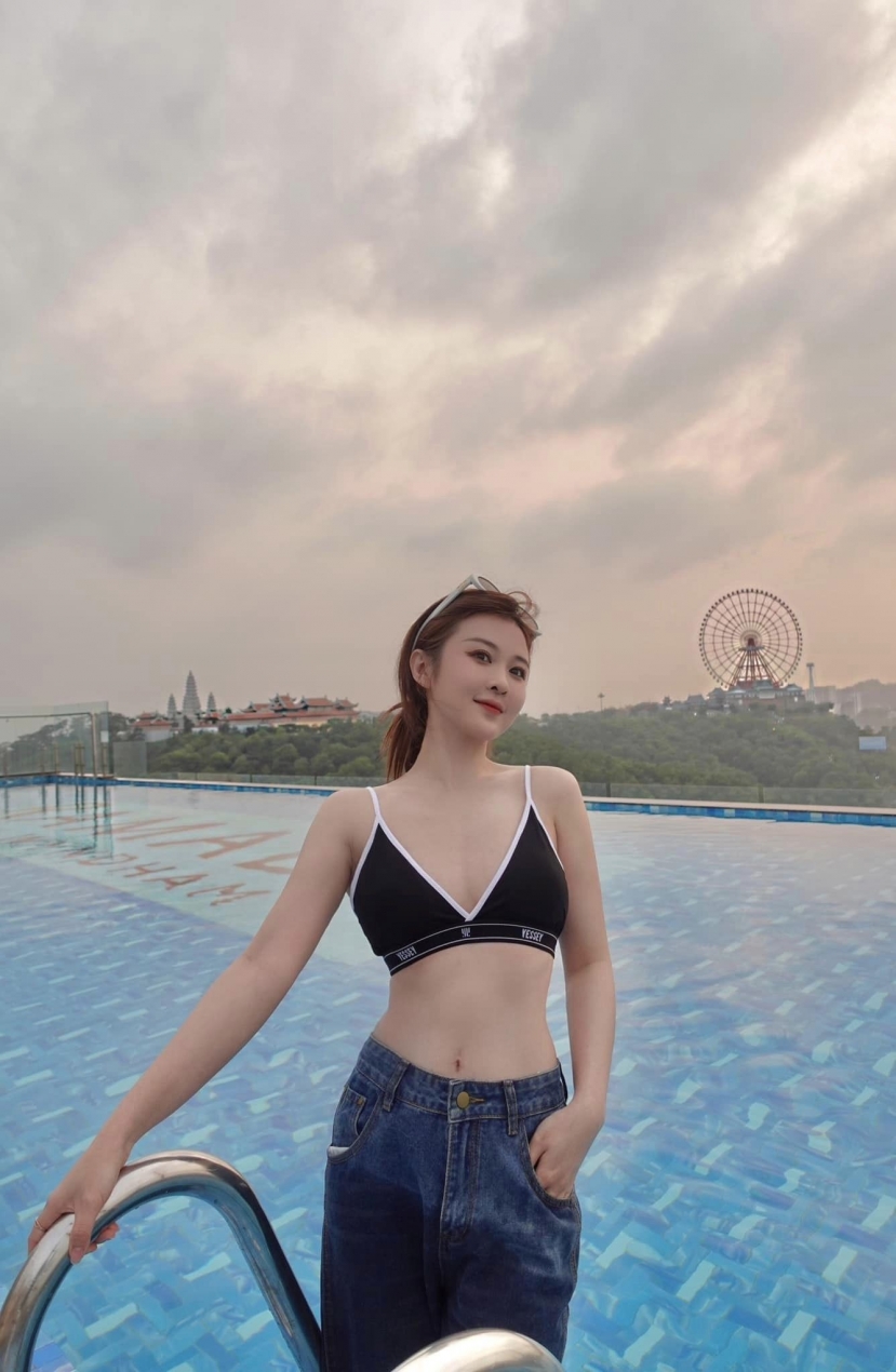 Đăng ảnh mặc bikini nhưng Ribi Sachi vẫn kiên quyết chỉ hở phần trên. Ảnh: Facebook Ribi Sachi. Đăng ảnh mặc bikini nhưng Ribi Sachi vẫn kiên quyết chỉ hở phần trên. Ảnh: Facebook Ribi Sachi.