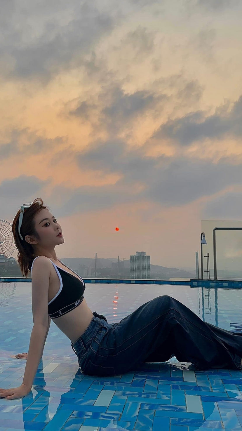 Quần jeans ống rộng là trang phục được Ribi Sachi phối cùng bikini để tránh hớ hênh. Ảnh: Facebook Ribi Sachi. Quần jeans ống rộng là trang phục được Ribi Sachi phối cùng bikini để tránh hớ hênh. Ảnh: Facebook Ribi Sachi.