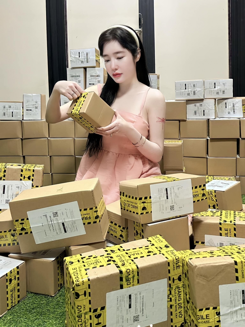 Sau khi ly hôn chồng Tây, bà mẹ hai con phải bán hàng online, làm mẫu ảnh để tăng thêm thu nhập. Ảnh: FB Elly Trần. Sau khi ly hôn chồng Tây, bà mẹ hai con phải bán hàng online, làm mẫu ảnh để tăng thêm thu nhập. Ảnh: FB Elly Trần.