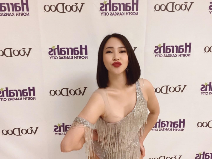 Hương Tràm sang Mỹ du học từ năm 2019. Ở Mỹ, cô vừa học vừa đi hát tại nhiều tụ điểm ca nhạc. Ảnh: FB Hương Tràm. Hương Tràm sang Mỹ du học từ năm 2019. Ở Mỹ, cô vừa học vừa đi hát tại nhiều tụ điểm ca nhạc. Ảnh: FB Hương Tràm.