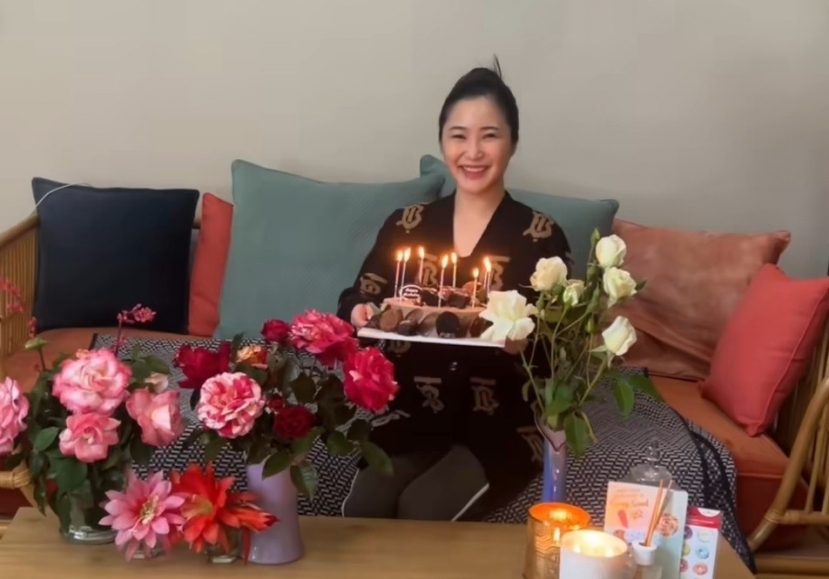Hương Tràm 'úp mở' ý định quay về Việt Nam hoạt động nghệ thuật trong dịp sinh nhật tuổi 28. Ảnh: Chụp màn hình clip. Hương Tràm 'úp mở' ý định quay về Việt Nam hoạt động nghệ thuật trong dịp sinh nhật tuổi 28. Ảnh: Chụp màn hình clip.