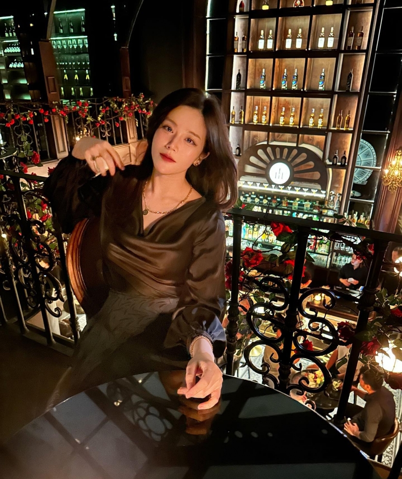 Ngoài đời, người đẹp sinh năm 1989 theo đuổi gu ăn mặc sang chảnh, thời thượng. Ảnh: FB Ông Thoại Liên. Ngoài đời, người đẹp sinh năm 1989 theo đuổi gu ăn mặc sang chảnh, thời thượng. Ảnh: FB Ông Thoại Liên.