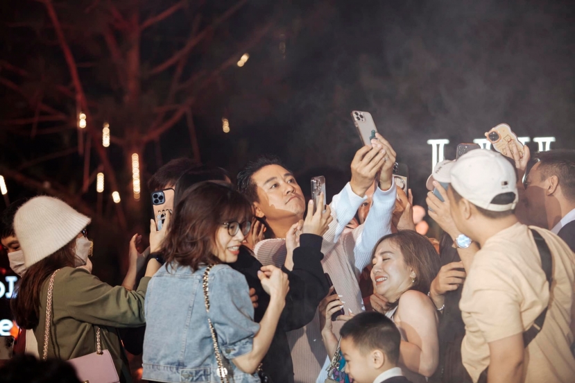 Tuấn Hưng được người hâm mộ vây quanh tại buổi biểu diễn tại Đà Lạt vừa qua. Ảnh: FB Tuấn Hưng Nguyễn. Tuấn Hưng được người hâm mộ vây quanh tại buổi biểu diễn tại Đà Lạt vừa qua. Ảnh: FB Tuấn Hưng Nguyễn.