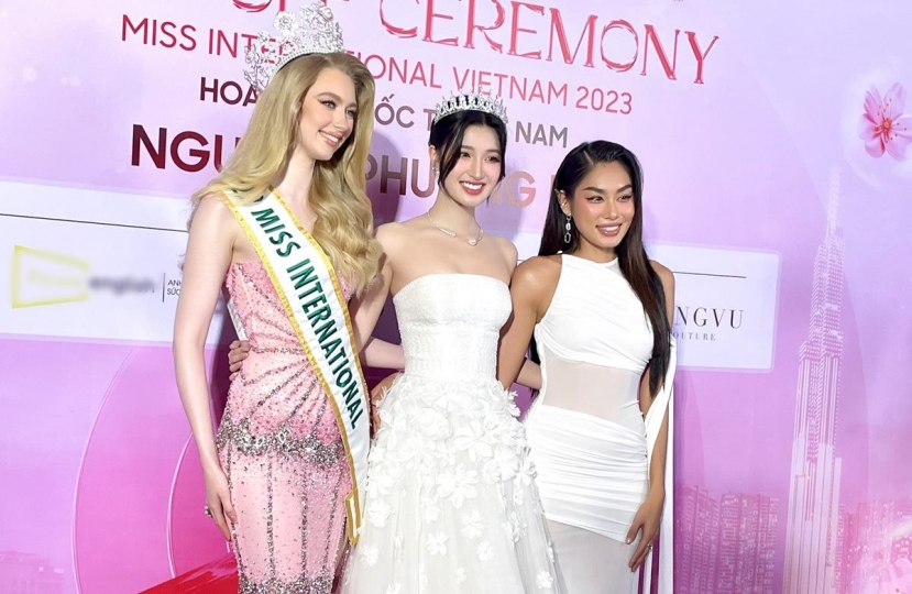 Từ trái qua phải: Hoa hậu Quốc tế 2022 - Jasmin Selberg, Á hậu Phương Nhi và Á hậu Thảo Nhi Lê tại sự kiện. Ảnh: Báo Thanh niên. Từ trái qua phải: Hoa hậu Quốc tế 2022 - Jasmin Selberg, Á hậu Phương Nhi và Á hậu Thảo Nhi Lê tại sự kiện. Ảnh: Báo Thanh niên.