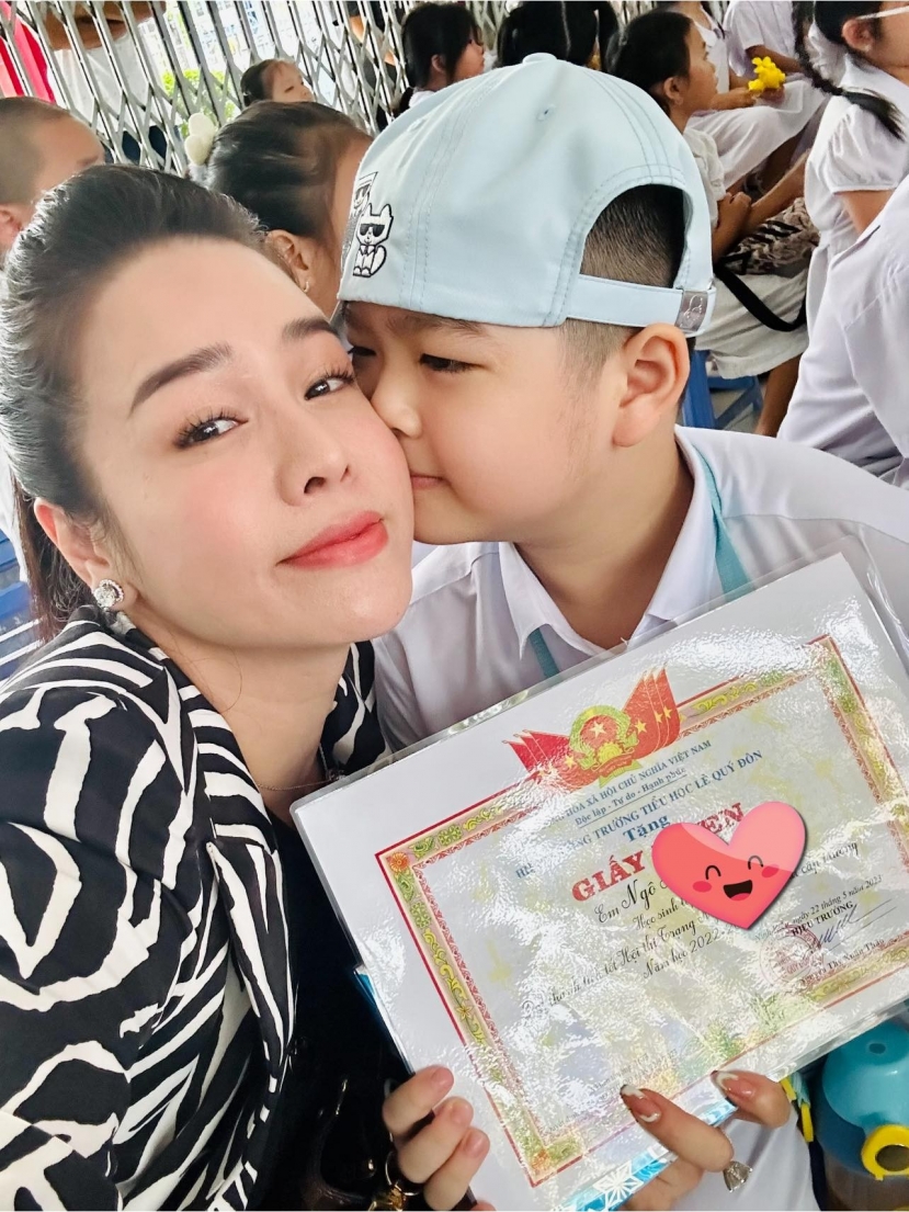 Nhật Kim Anh hạnh phúc khi được tới dự buổi tổng kết năm học của con. Ảnh: FB Nhật Kim Anh. Nhật Kim Anh hạnh phúc khi được tới dự buổi tổng kết năm học của con. Ảnh: FB Nhật Kim Anh.