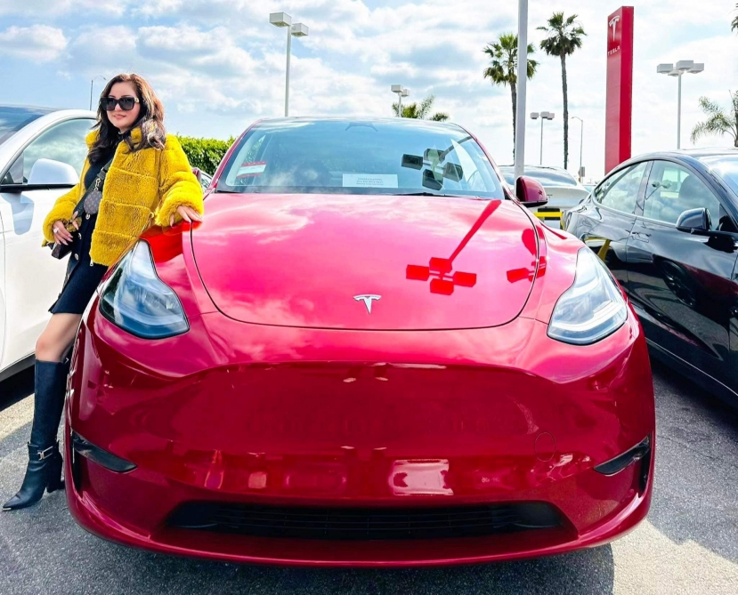 Dòng xe mà nữ danh hài mua là xe điện Tesla có màu đỏ. Ảnh: FB Trần Thúy Nga. Dòng xe mà nữ danh hài mua là xe điện Tesla có màu đỏ. Ảnh: FB Trần Thúy Nga.