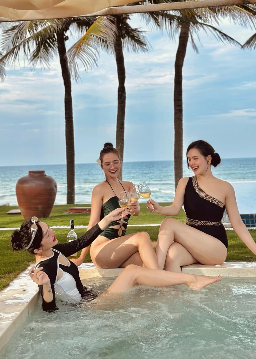 Phanh Lee được bạn bè, khán giả khen ngợi hết lời vì body gợi cảm. Ảnh: FB Phanh Lee. Phanh Lee được bạn bè, khán giả khen ngợi hết lời vì body gợi cảm. Ảnh: FB Phanh Lee.