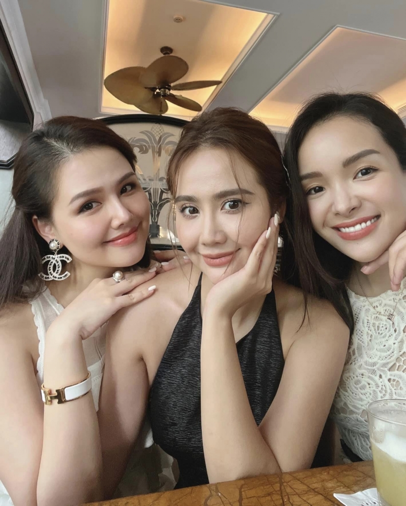 Phanh Lee (ngoài cùng bên trái), Huyền Lizzie (ở giữa). Ảnh:FB Phanh Lee. Phanh Lee (ngoài cùng bên trái), Huyền Lizzie (ở giữa). Ảnh:FB Phanh Lee.