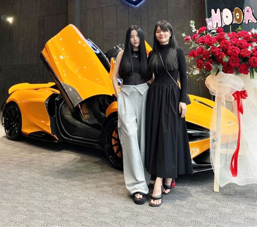 Chu Thanh Huyền - bạn gái cầu thủ Quang Hải khoe ảnh tham dự buổi khai trương showroom ô tô của một người bạn. Ảnh: FB Chu Thanh Huyền.