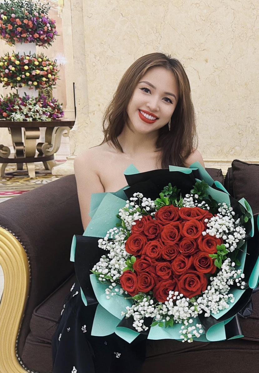 Vân Hugo được khen ngày càng trẻ trung, nhuận sắc hơn sau khi có tình yêu mới. Ảnh: FB Nguyễn Thanh Vân. Vân Hugo được khen ngày càng trẻ trung, nhuận sắc hơn sau khi có tình yêu mới. Ảnh: FB Nguyễn Thanh Vân.