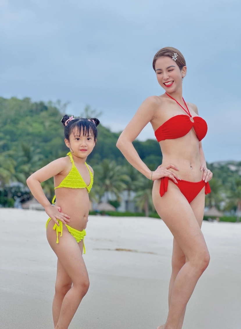 Cựu người mẫu cùng con gái diện bikini khoe dáng. Ảnh: FB Diệp Lâm Anh.