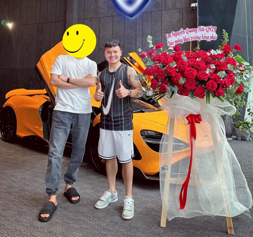 Quang Hải và bạn gái cùng tham dự buổi khai trương showroom ô tô của một người bạn. Ảnh: FB Nguyễn Quang Hải. Quang Hải và bạn gái cùng tham dự buổi khai trương showroom ô tô của một người bạn. Ảnh: FB Nguyễn Quang Hải.