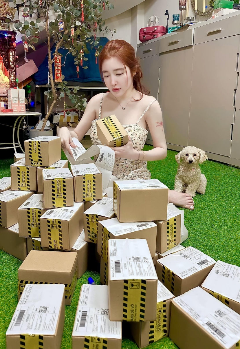 Cựu hot girl đình đám thuở nào bận bịu với công việc bán hàng online, đóng gói hàng hóa. Ảnh: FB Elly Trần. Cựu hot girl đình đám thuở nào bận bịu với công việc bán hàng online, đóng gói hàng hóa. Ảnh: FB Elly Trần.