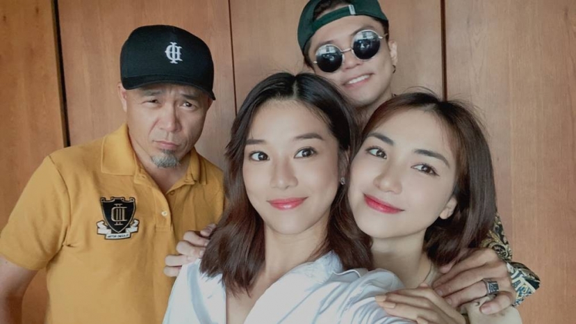 Nhạc sĩ Huy Tuấn (áo vàng), Hoàng Yến Chibi (áo trắng), Hòa Minzy (bên tay phải). Ảnh: Internet. Nhạc sĩ Huy Tuấn (áo vàng), Hoàng Yến Chibi (áo trắng), Hòa Minzy (bên tay phải). Ảnh: Internet.