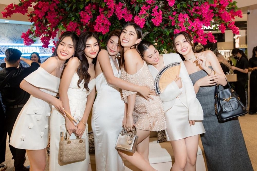Tiểu Vy dùng quạt che chắn khi chụp ảnh cùng các nàng hậu khác. Ảnh: FB Trần Tiểu Vy Tiểu Vy dùng quạt che chắn khi chụp ảnh cùng các nàng hậu khác. Ảnh: FB Trần Tiểu Vy