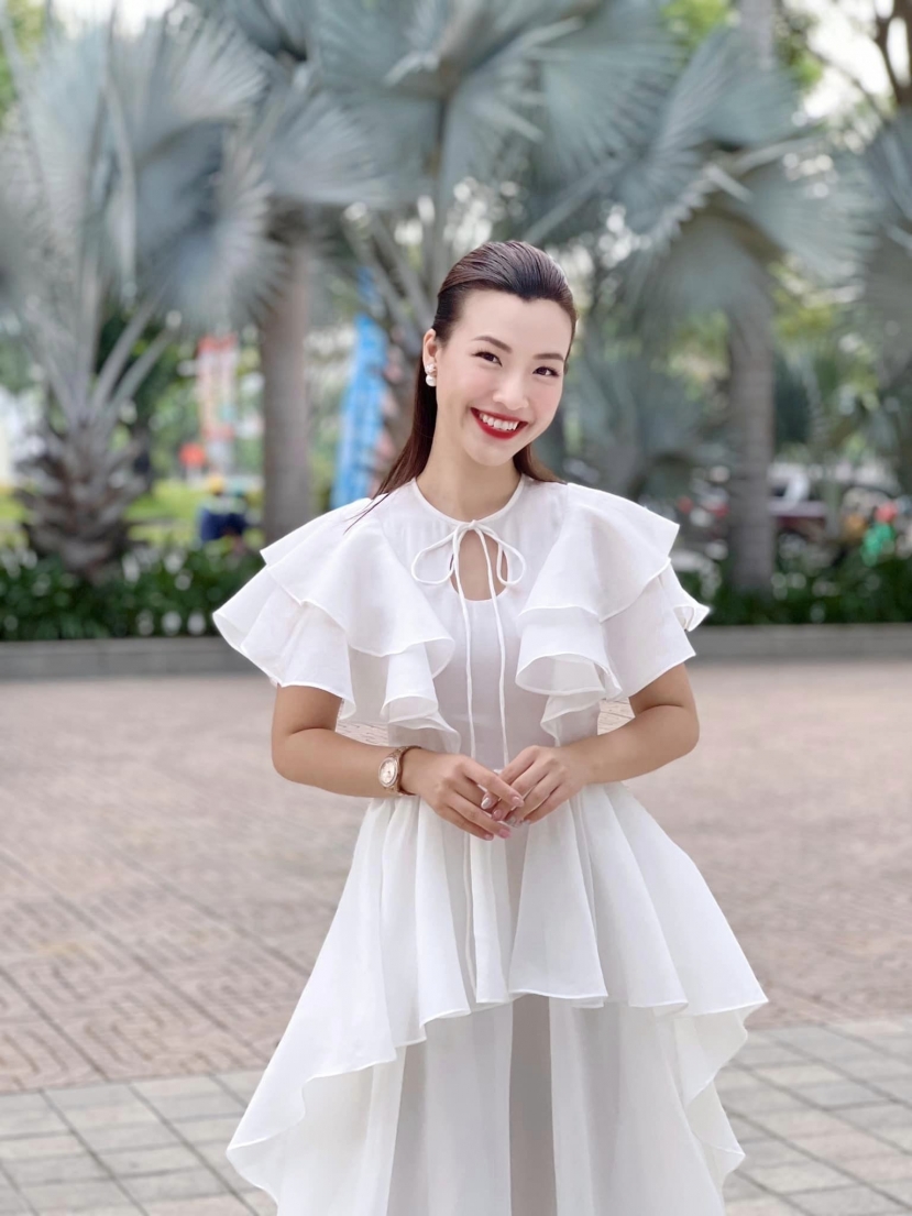 Ít ai biết, năm 20 tuổi, Hoàng Oanh đã làm MC để giúp kinh tế cho gia đình. Ảnh: FB Vũ Ngọc Hoàng Oanh Ít ai biết, năm 20 tuổi, Hoàng Oanh đã làm MC để giúp kinh tế cho gia đình. Ảnh: FB Vũ Ngọc Hoàng Oanh