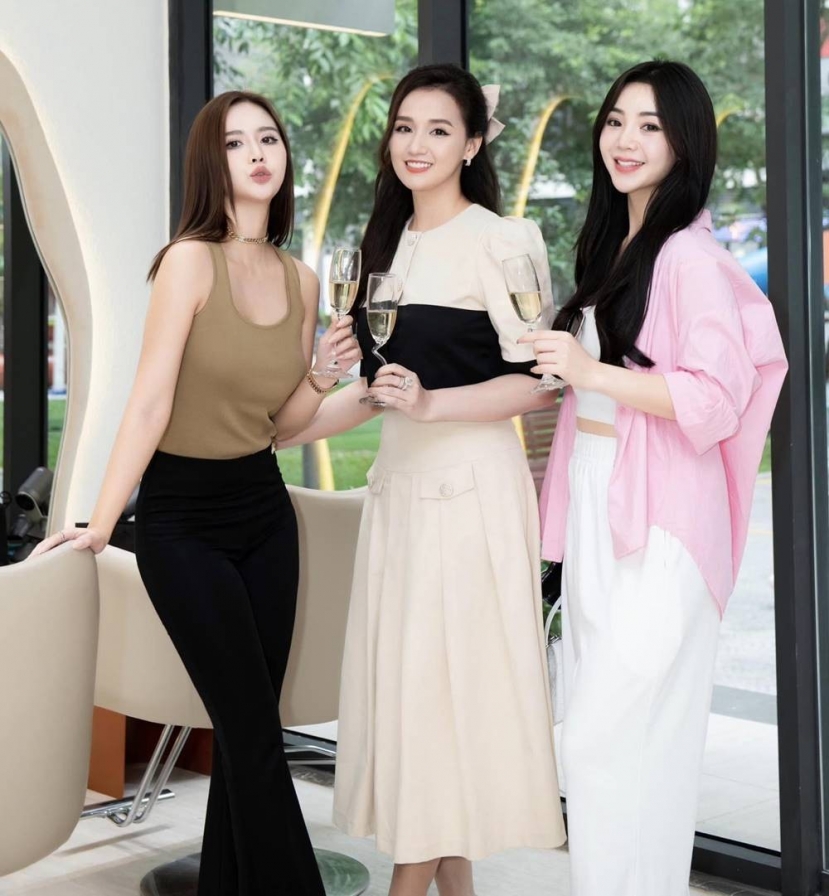Huyền Lizzie, Lã Thanh Huyền, Quỳnh Kool (từ trái qua phải) trong một sự kiện gần đây. Ảnh: FB Huyền Lizzie. Huyền Lizzie, Lã Thanh Huyền, Quỳnh Kool (từ trái qua phải) trong một sự kiện gần đây. Ảnh: FB Huyền Lizzie.
