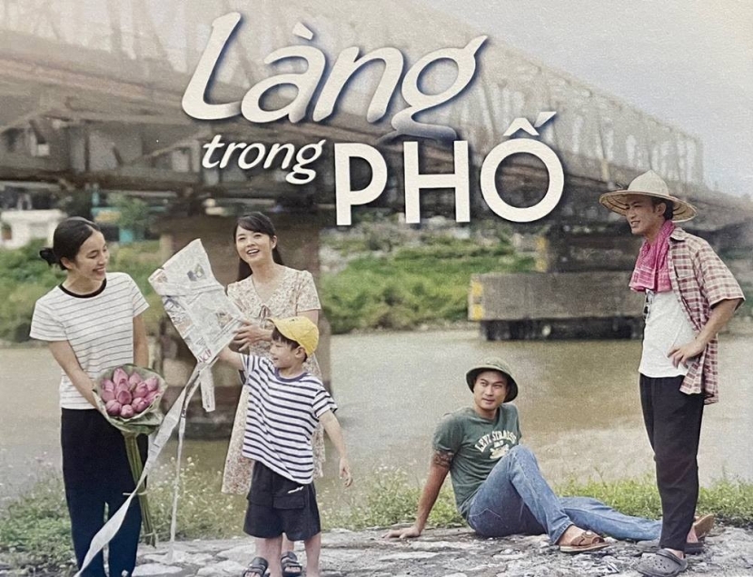 Poster phim 'Làng trong phố'. Ảnh: Internet. Poster phim 'Làng trong phố'. Ảnh: Internet.