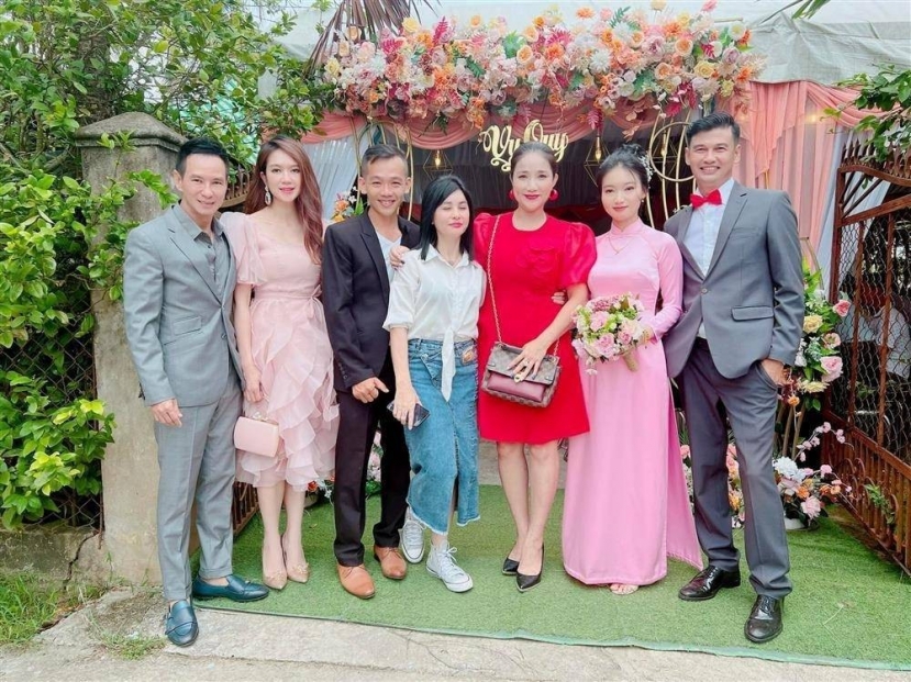 Cát Phượng (áo trắng) và Cát Tường (váy đỏ) trong đám cưới của diễn viên Tiết Cương năm 2022. Ảnh FB Cát Tường. Cát Phượng (áo trắng) và Cát Tường (váy đỏ) trong đám cưới của diễn viên Tiết Cương năm 2022. Ảnh FB Cát Tường.