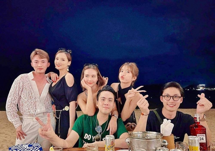 Đình Tú (ngoài cùng bên phải) trong một buổi tụ tập với nhóm bạn thân là diễn viên của VFC. Ảnh: FB Đình Tú. Đình Tú (ngoài cùng bên phải) trong một buổi tụ tập với nhóm bạn thân là diễn viên của VFC. Ảnh: FB Đình Tú.