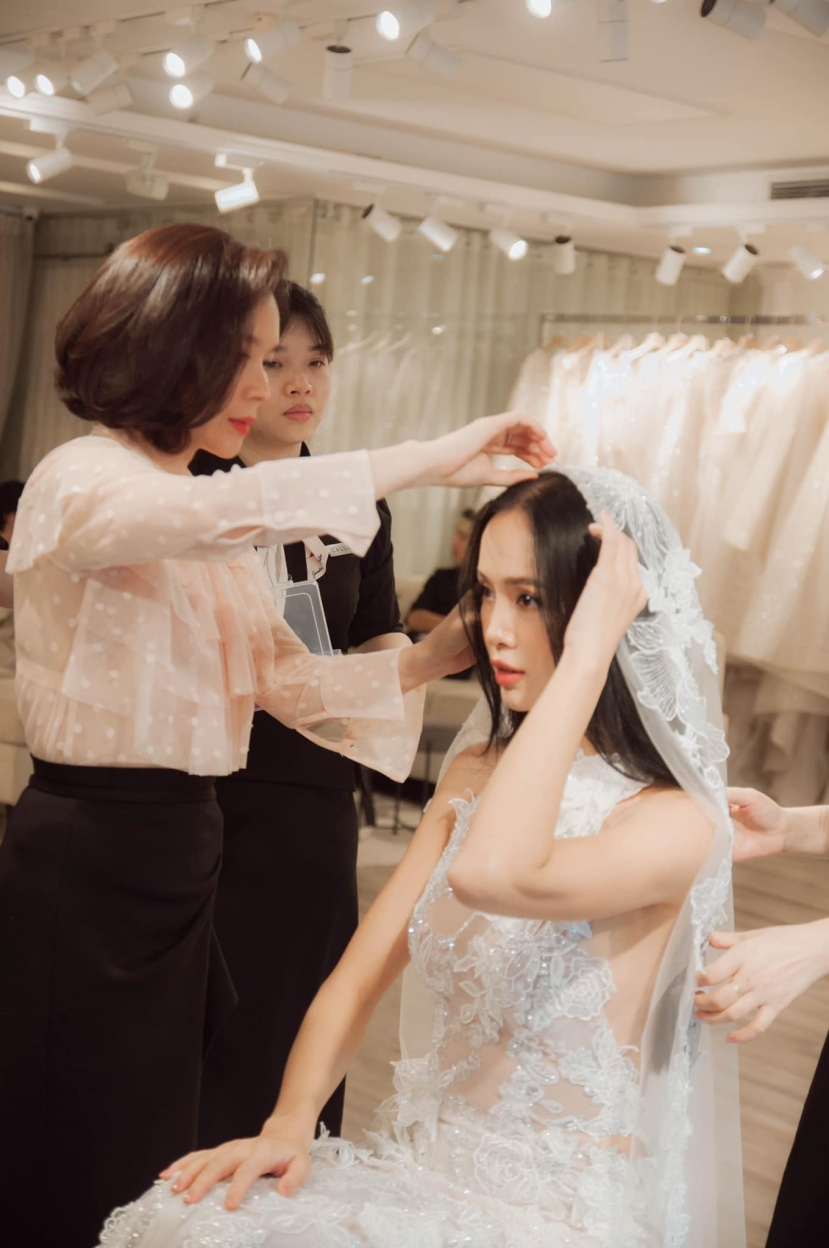 Vốn chuộng phong cách hở bạo, Vũ Ngọc Anh cũng lựa chọn mẫu váy cưới xuyên thấu, khoe nhan sắc đẹp tựa nữ thần. Ảnh: FB Vũ Ngọc Anh Vốn chuộng phong cách hở bạo, Vũ Ngọc Anh cũng lựa chọn mẫu váy cưới xuyên thấu, khoe nhan sắc đẹp tựa nữ thần. Ảnh: FB Vũ Ngọc Anh