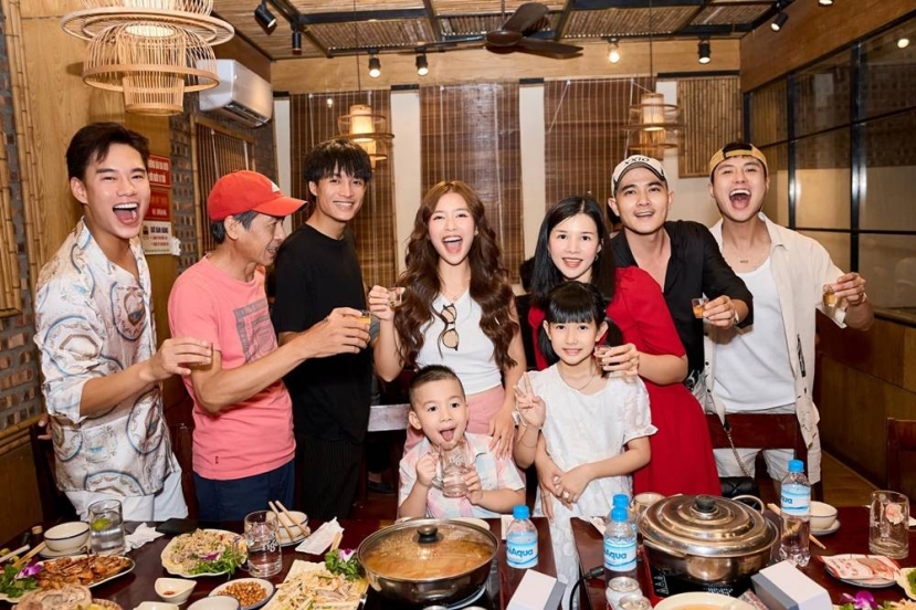 Khả Ngân - Thanh Sơn gây chú ý vì điệu cười giống nhau. Ảnh: FB Khả Ngân. Khả Ngân - Thanh Sơn gây chú ý vì điệu cười giống nhau. Ảnh: FB Khả Ngân.